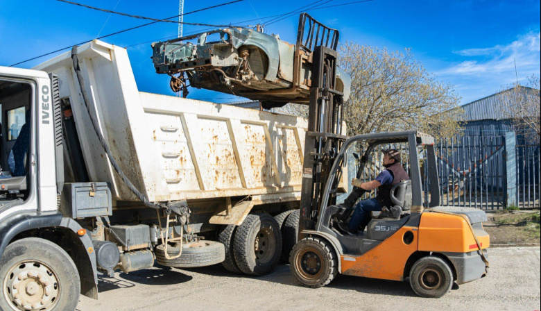 El municipio de Río Grande retiró de las calles chatarra y vehículos en desuso
