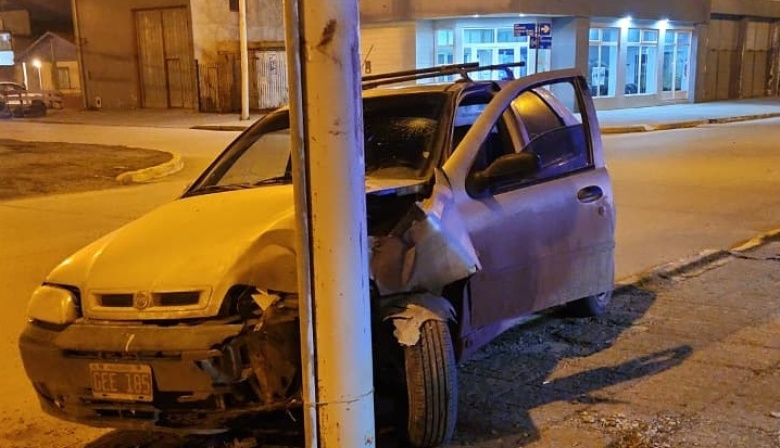 Un conductor borracho estrelló su auto en la esquina de la Morgue Judicial