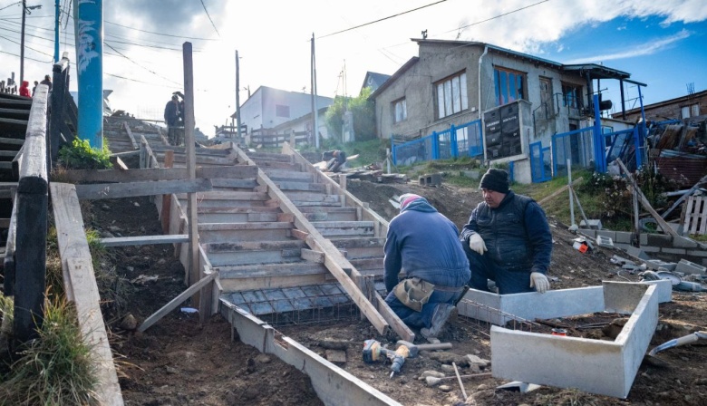 La municipalidad construye una nueva escalera en Karukinka Norte