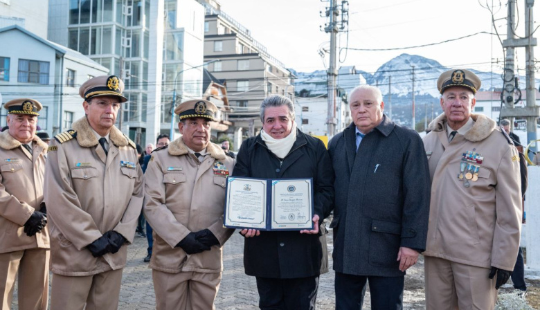 Funcionarios municipales participaron de la inauguración de la escultura del Guardacostas PNA GC-83 "Río Iguazú" "