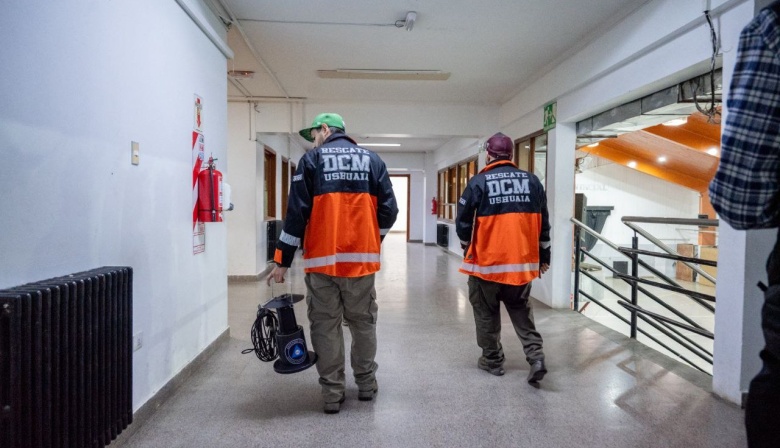 Defensa Civil Ushuaia y el Gobierno provincial realizaron simulacro por sismo en el colegio Olba B. de Arko