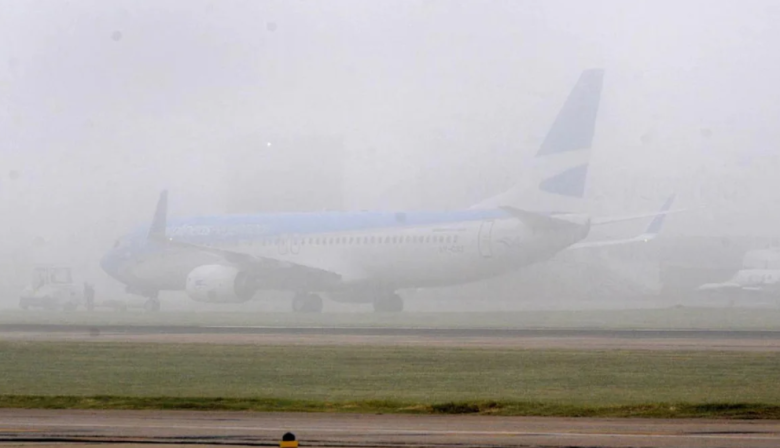 Vuelos demorados y desviados en Ezeiza por la niebla