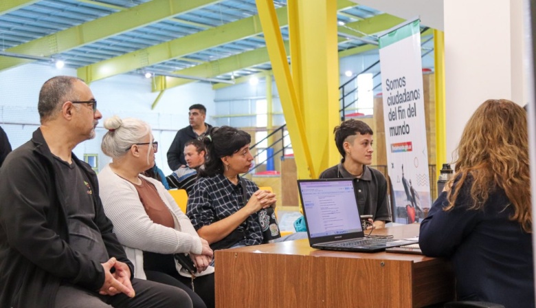 Activa participación de la comunidad en las oficinas itinerantes sobre asesoramiento de programas provinciales