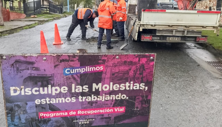 Se realizaron tareas de bacheo en el barrio Andino