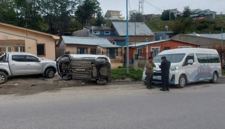 Un utilitario chocó contra dos vehículos estacionados