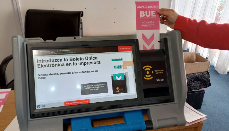 Habilitan la práctica de voto con máquinas de Boleta Única Electrónica (BUE)