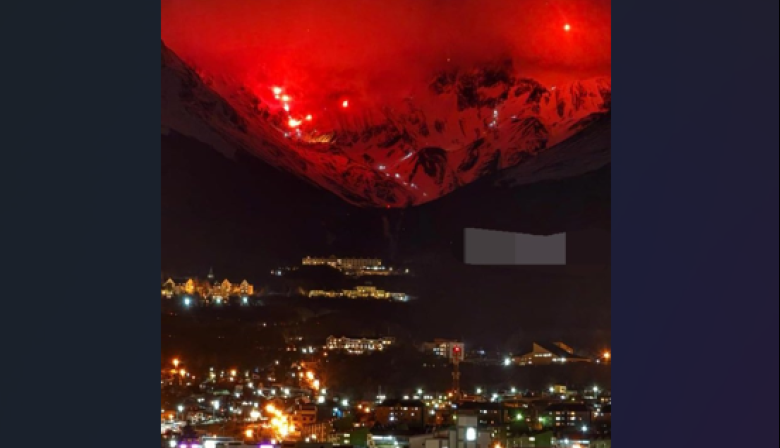Se realizó la bajada con antorchas del Glaciar Martial