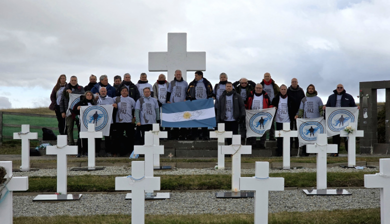 Excombatientes del CECIM La Plata visitaron el Cementerio de Darwin y exigieron completar el proceso de identificación