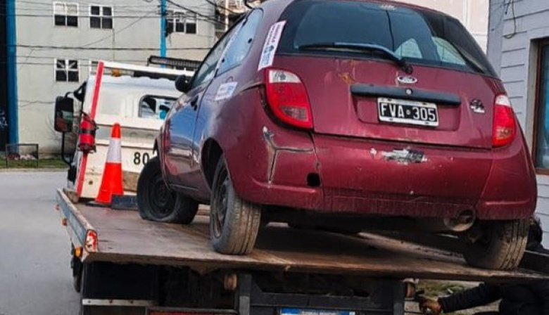 La Municipalidad de Ushuaia retira vehículos abandonados de la vía pública