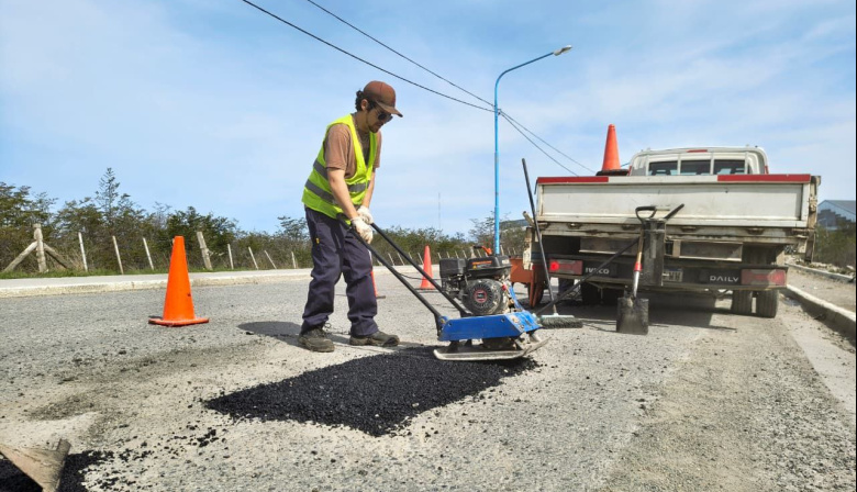 El Municipio continúa con las tareas de bacheo y recuperación vial