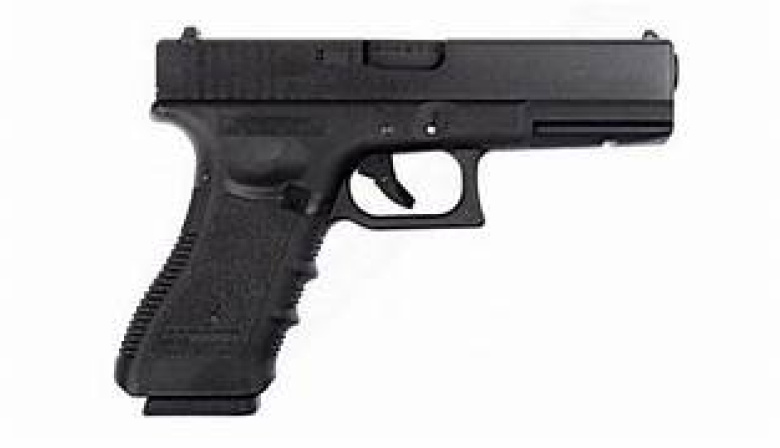 Perseguía a una mujer con un arma falsa y terminó detenido