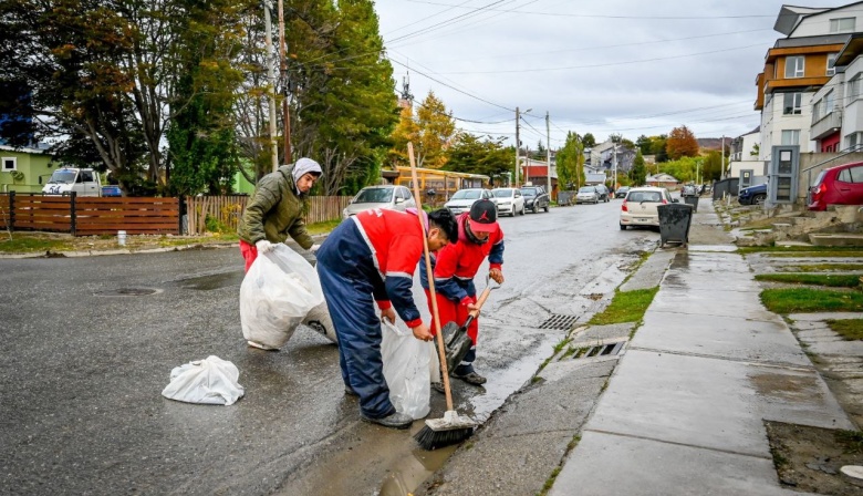 La Secretaría de Medio Ambiente realizó una nueva jornada de limpieza en los barrios Akawaia, Itulara y Los Alerces