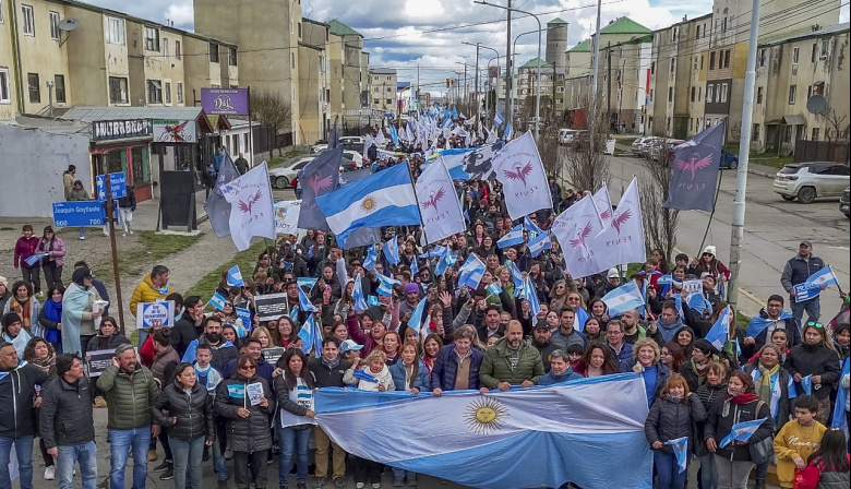 Fuerza Patria cerró su campaña con una caminata masiva en Río Grande y un mensaje de CFK a los fueguinos