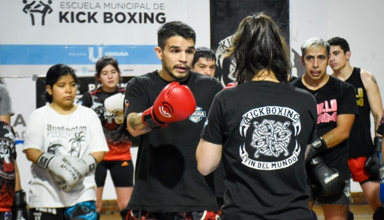 Tómas "Chacal" Aguirre brindó un seminario de Kick Boxing a cancha llena