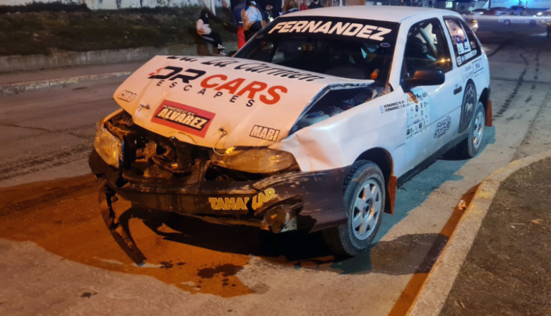 Un auto preparado para competir en la Hermandad chocó en la rotonda de la trucha