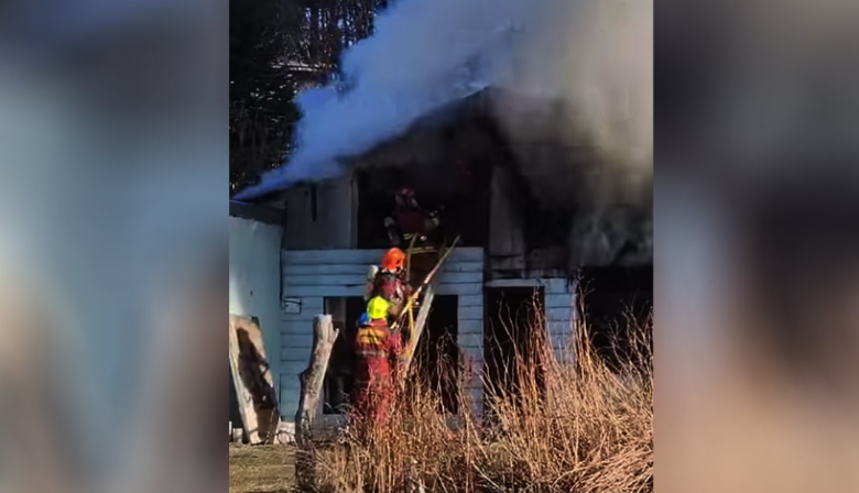 Varias familias quedaron en la calle tras incendiarse su vivienda