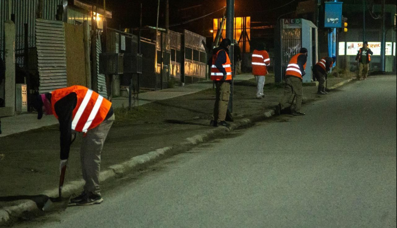 Personal municipal limpió las calles 12 de Octubre y Fuegia Basket