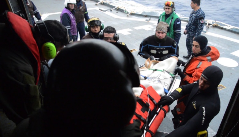 El Irizar” brindó asistencia médica en el mar al buque de investigación “Víctor Angelescu”