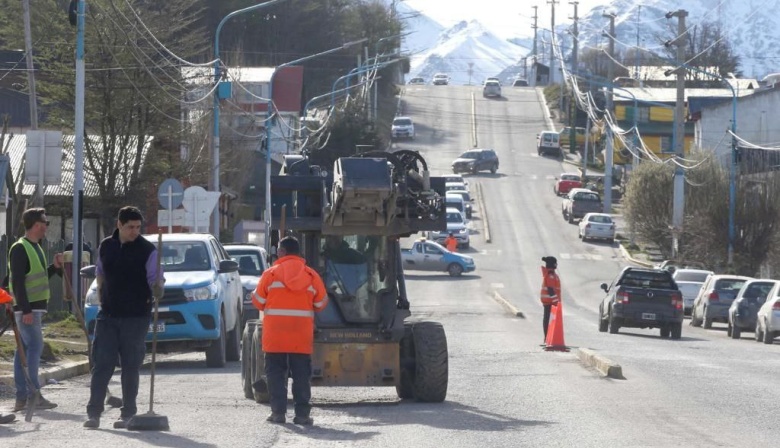 La Municipalidad continúa con los trabajos de fresado en calle Magallanes