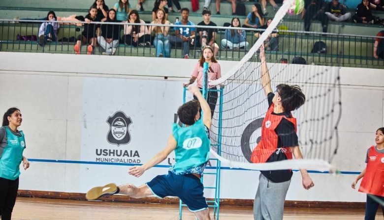 El "Ushuaia Joven" llevó adelante el torneo de voley mixto en la cancha 4