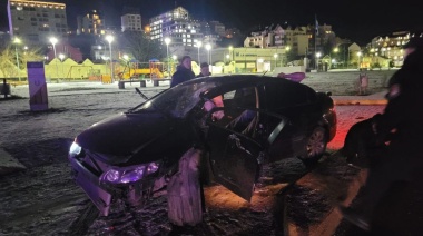 Un auto chocó contra un poste de luz en Ushuaia