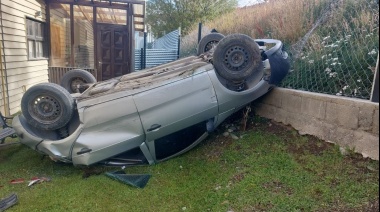 Un auto despistó y terminó en el patio de una casa
