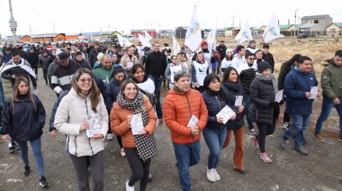 Pino recorrió el barrio Malvinas Argentinas de Río Grande junto a más de 120 militantes