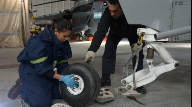 Helicópteros Sea King que participan de la Campaña Antártica realizan mantenimiento en Ushuaia