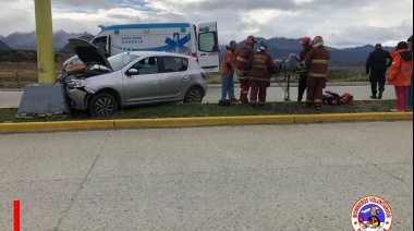 Un auto chocó contra una columna de iluminación camino al aeropuerto de Ushuaia