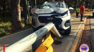 Un automóvil chocó contra una columna en el Puente de la Mujer