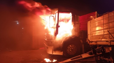 Incendio intencional de un camión casi afecta a una vivienda