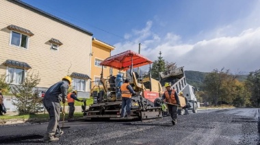 La Municipalidad continúa con los trabajos de pavimentación en los barrios