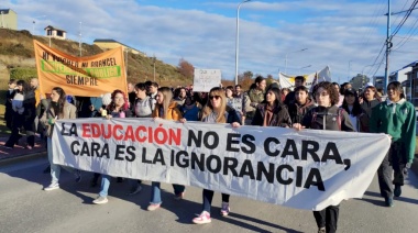 Multitudinaria marcha en defensa de la Universidad y la Educación Pública en Tierra del Fuego
