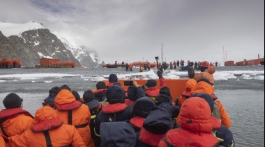 El Irízar llegó a la Antártida y parte de la dotación desembarcó en Orcadas