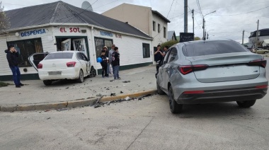 Violento choque: un auto terminó adentro de un comercio