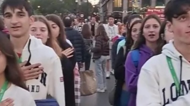 Estudiantes argentinos cantaron la Marcha de Malvinas frente al parlamento británico en Londres