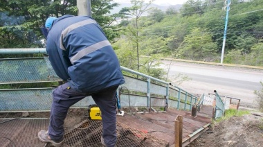 Personal municipal construye una escalera en el acceso al barrio Dos Banderas y sectores aledaños