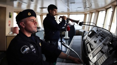 El “Almirante Irízar” rindió honores a los tripulantes del ARA “San Juan”