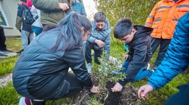 Alumnos del Colegio Provincial Los Andes plantaron árboles