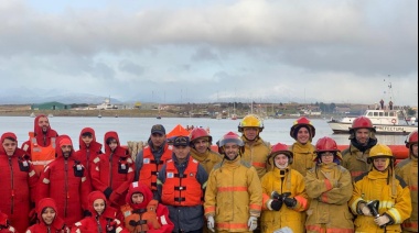 Prefectura realizó un simulacro de incendio y supervivencia en el mar