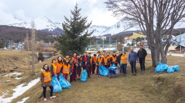Estudiantes del EMEI limpiaron el arroyo Buena Esperanza