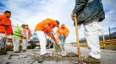 Se realizaron tareas de bacheo en el puente del Arroyo Grande sobre la avenida Heroes de Malvinas