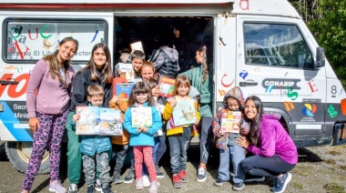 El Bibliomóvil visitó a niños y niñas de la Colonia Municipal de Verano