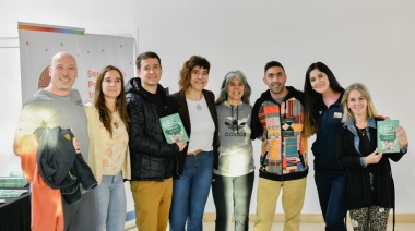 Provincia recibió donación de 280 ejemplares de un libro escrito por docentes fueguinos