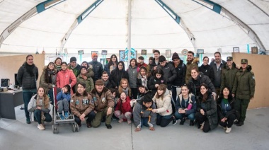 Escuelas e instituciones visitan permanentemente la carpa de Malvinas en Ushuaia