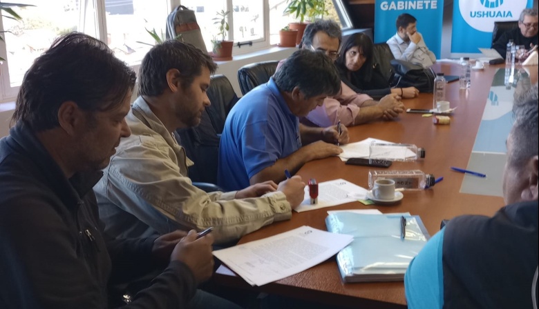Municipales de Ushuaia acordaron un aumento salarial del 35% acumulativo