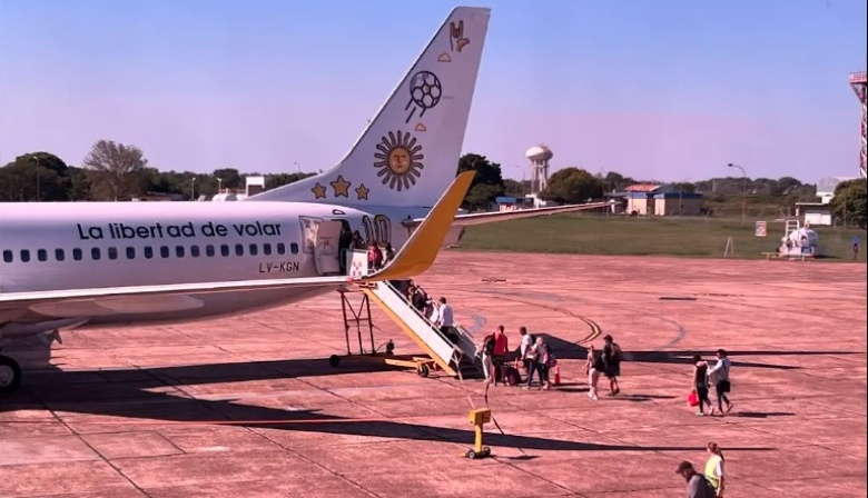 Homenaje de Flybondi a la Scaloneta en uno de sus aviones