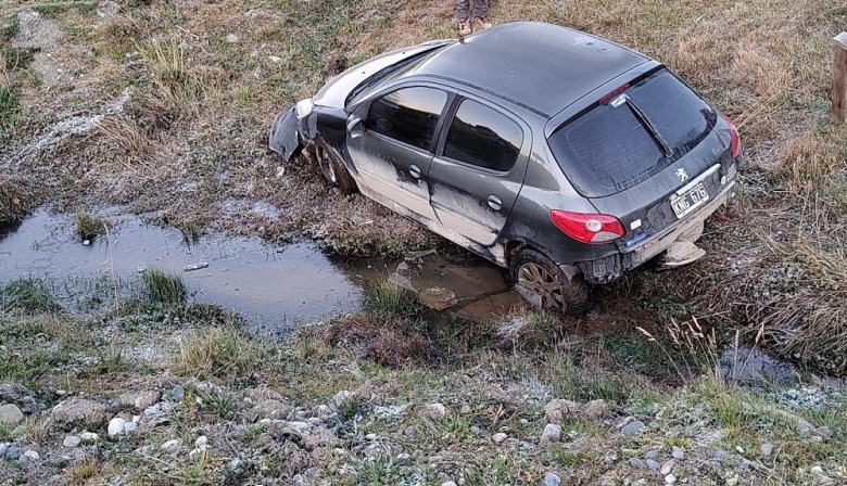 Un auto se despistó por problemas mecánicos