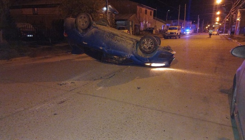 Volcó su auto y lo abandonó en el lugar