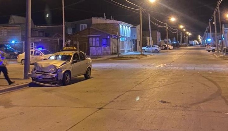 Un automovilista ebrio chocó con un taxi